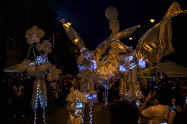 Matmazel Paillette Beyaz Dünya gösterisi gerçekleştirmek