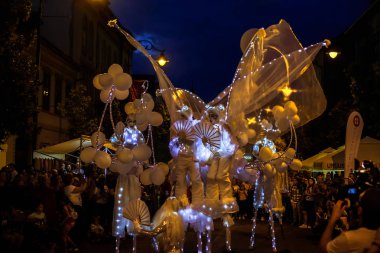 Matmazel Paillette Beyaz Dünya gösterisi gerçekleştirmek