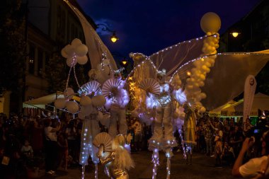 Matmazel Paillette Beyaz Dünya gösterisi gerçekleştirmek