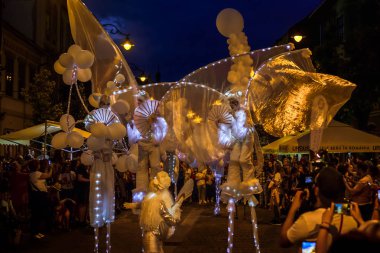Matmazel Paillette Beyaz Dünya gösterisi gerçekleştirmek