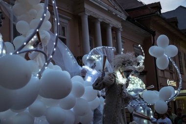 Matmazel Paillette Beyaz Dünya gösterisi gerçekleştirmek