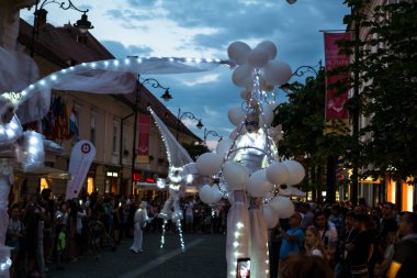 Matmazel Paillette Beyaz Dünya gösterisi gerçekleştirmek