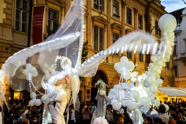 Matmazel Paillette Beyaz Dünya gösterisi gerçekleştirmek