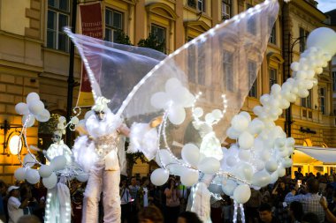 Matmazel Paillette Beyaz Dünya gösterisi gerçekleştirmek