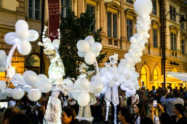 Matmazel Paillette Beyaz Dünya gösterisi gerçekleştirmek