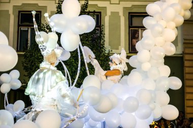 Matmazel Paillette Beyaz Dünya gösterisi gerçekleştirmek