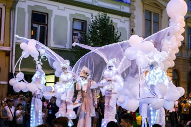 Matmazel Paillette Beyaz Dünya gösterisi gerçekleştirmek