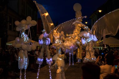 Matmazel Paillette Beyaz Dünya gösterisi gerçekleştirmek