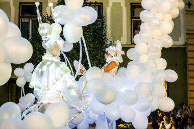 Matmazel Paillette Beyaz Dünya gösterisi gerçekleştirmek