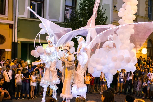 Matmazel Paillette Beyaz Dünya gösterisi gerçekleştirmek