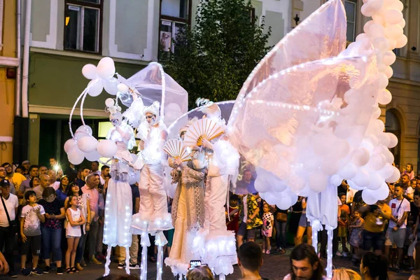 Matmazel Paillette Beyaz Dünya gösterisi gerçekleştirmek