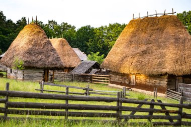 eski köylü evleri ile tipik Romen köyü
