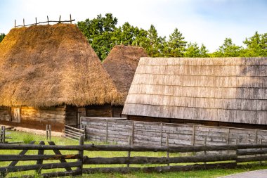 eski köylü evleri ile tipik Romen köyü
