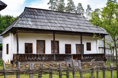 eski köylü evleri ile tipik Romen köyü