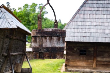 eski köylü evleri ile tipik Romen köyü
