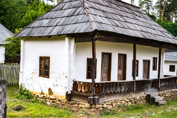 Village roumain typique avec de vieilles maisons de paysans — Photo