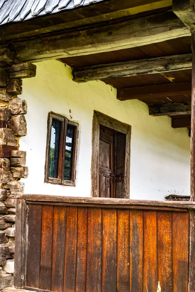 Типичная румынская деревня со старыми крестьянскими домами — стоковое фото