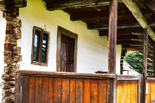 Typical Romanian village with old peasant houses — Stock Photo, Image