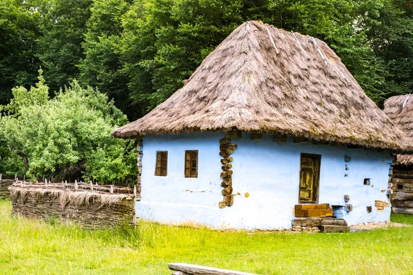 Village roumain typique avec de vieilles maisons de paysans — Photo