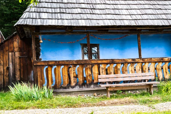 Typisch Roemeens dorp met oude boerenhuizen — Stockfoto