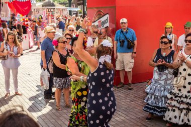 Feria de Malaga sokakta eğlenen insanlar