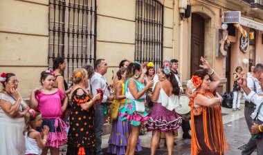 Feria de Malaga sokakta eğlenen insanlar