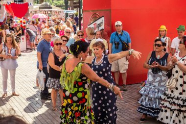 Feria de Malaga sokakta eğlenen insanlar