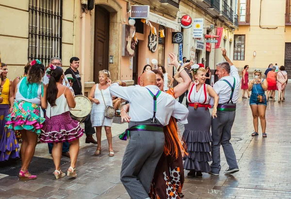 Feria de Malaga sokakta eğlenen insanlar