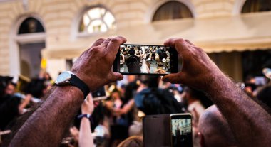 akıllı telefonda canlı sokak sahnesi