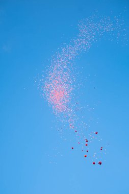mavi gökyüzünde kırmızı konfeti