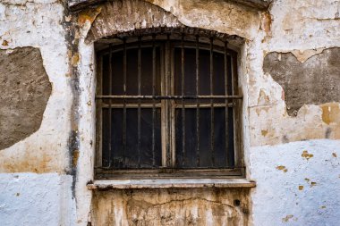 paslı çubuklar ile eski tozlu pencere