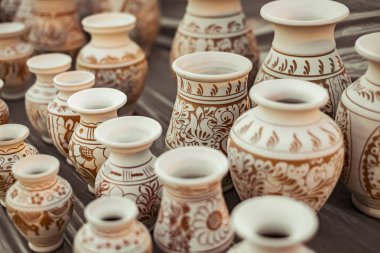 Kaldırımda Romen geleneksel seramik vazolar