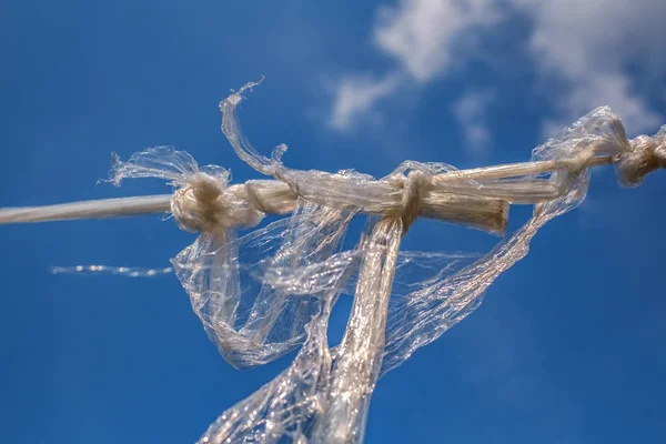 Saco plástico torcido no céu azul — Fotografia de Stock