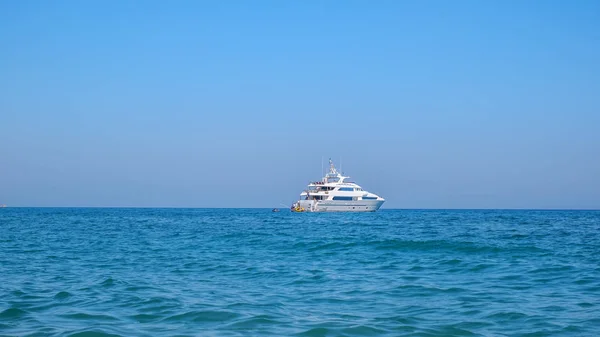 Witte jacht op de open zee — Stockfoto