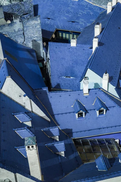 Vista aérea sobre telhas azuis na cidade de Sibiu, Roménia — Fotografia de Stock