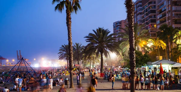 Escena nocturna con mucha gente en la playa de Malagueta — Foto de Stock
