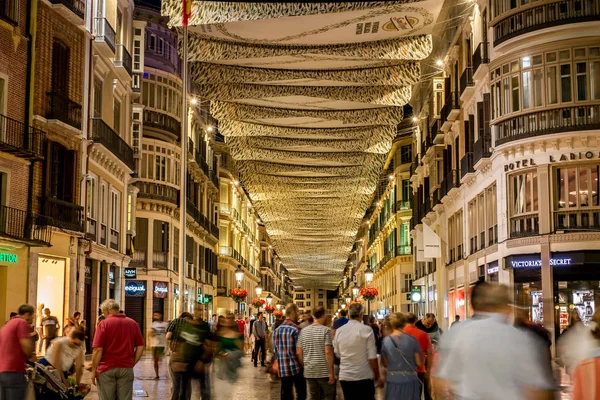 Personas en movimiento en la calle peatonal Marques de Larios en n — Foto de Stock