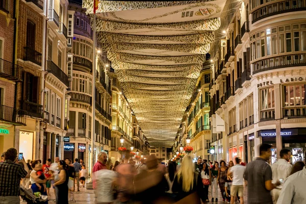 Personas en movimiento en la calle peatonal Marques de Larios en n — Foto de Stock