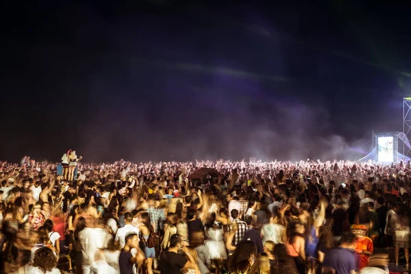 Pessoas na praia de Malagueta na noite de San Juan — Fotografia de Stock