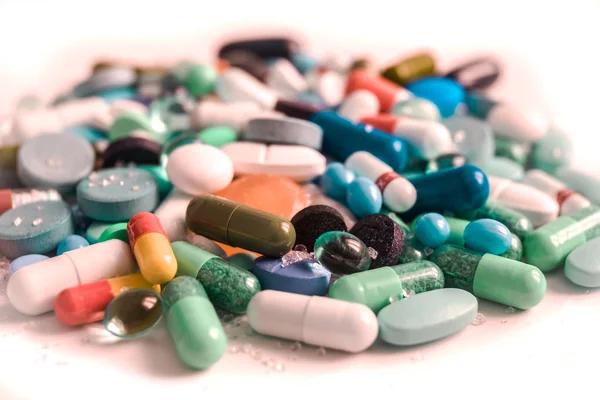 Фармацевтичні таблетки, капсули, терапевтичні препарати та таблетки на w — стокове фото