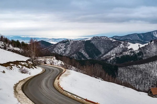 Дорога, идущая через зимние горы, район Paltinis, Сибиу с — стоковое фото