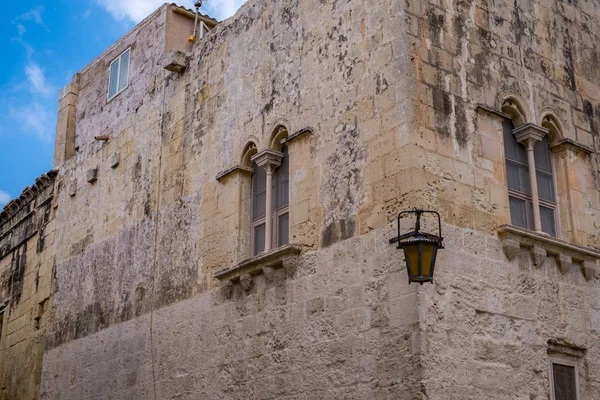 Straßenszene aus mdina, malta - der stillen Stadt — Stockfoto