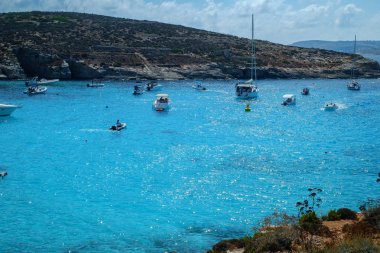 Comino adasında Blue lagoon'da tatiller, Malta