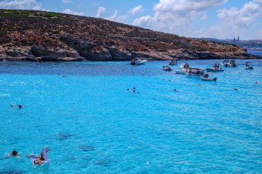 Comino adasında Blue lagoon'da tatiller, Malta