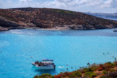 Comino adasında Blue lagoon'da tatiller, Malta