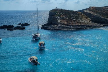 Comino adasında Blue lagoon'da tatiller, Malta