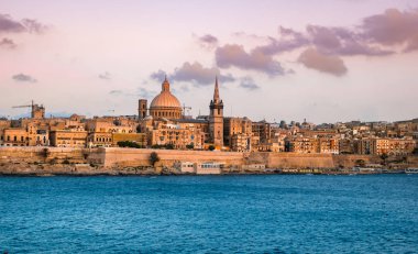 Valletta şehir, Malta, gün batımında Marsans Limanı'ndan siluet