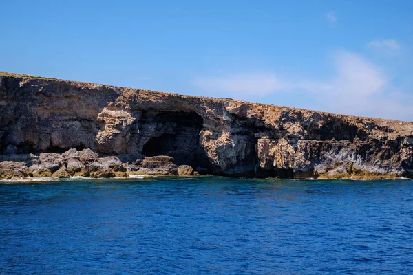 Відпочинок в Blue Lagoon на острові Comino, Мальта — стокове фото