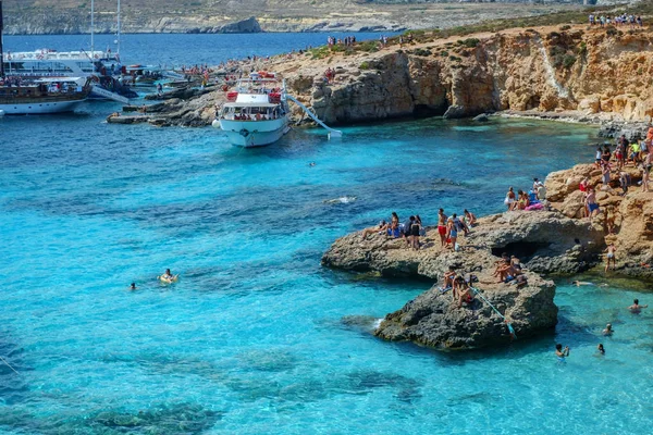 Vacaciones en la laguna azul en la isla Comino, Malta —  Fotos de Stock