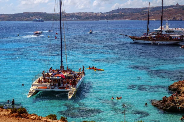 Vakantie in Blue Lagoon op het eiland Comino, Malta — Stockfoto